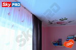 Глянцевый натяжной потолок с фотопечатью в детской